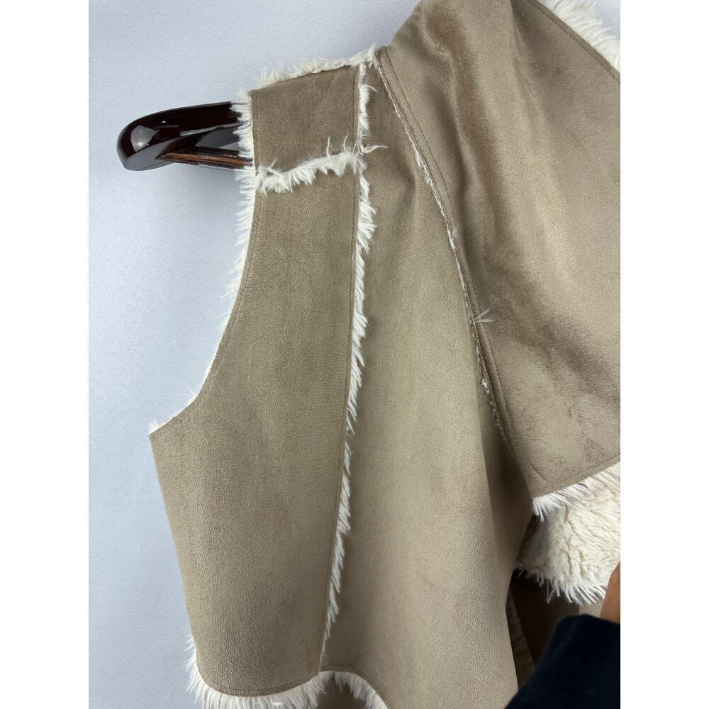 Women’s Olive & Oak Faux Suede and Sherling Drape Front Vest Beige Size Small - Picture 3 of 5